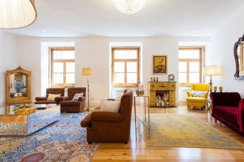 Chiado luxury 4 beds flat! Parking! Great WI-FI!