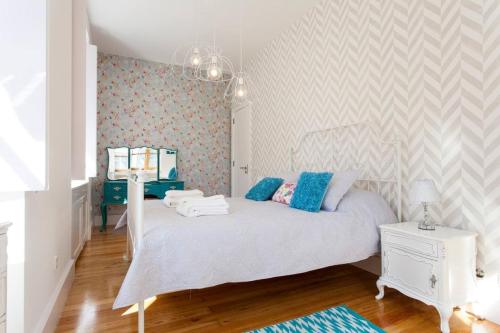 Chiado luxury 4 beds flat! Parking! Great WI-FI!