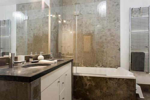 Chiado luxury 4 beds flat! Parking! Great WI-FI!