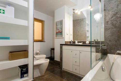 Chiado luxury 4 beds flat! Parking! Great WI-FI!