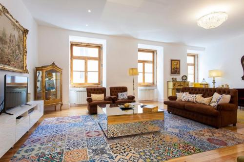 Chiado luxury 4 beds flat! Parking! Great WI-FI!