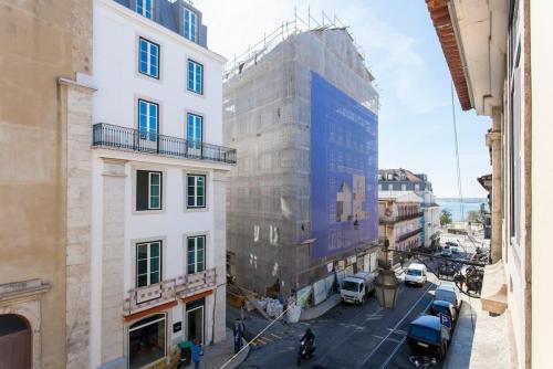 Chiado luxury 4 beds flat! Parking! Great WI-FI!