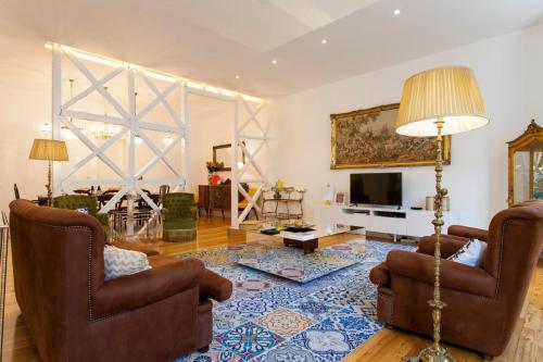 Chiado luxury 4 beds flat! Parking! Great WI-FI!