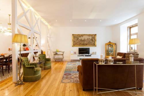Chiado luxury 4 beds flat! Parking! Great WI-FI!