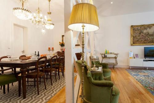 Chiado luxury 4 beds flat! Parking! Great WI-FI!