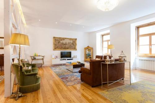 Chiado luxury 4 beds flat! Parking! Great WI-FI!