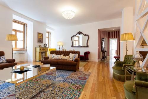 Chiado luxury 4 beds flat! Parking! Great WI-FI!