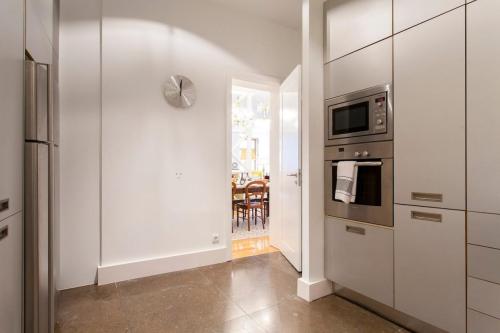 Chiado luxury 4 beds flat! Parking! Great WI-FI!