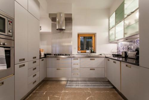 Chiado luxury 4 beds flat! Parking! Great WI-FI!