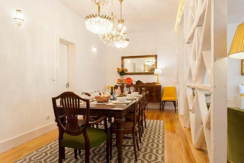 Chiado luxury 4 beds flat! Parking! Great WI-FI!