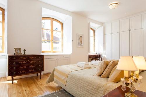 Chiado luxury 4 beds flat! Parking! Great WI-FI!