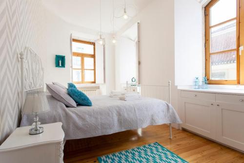 Chiado luxury 4 beds flat! Parking! Great WI-FI!