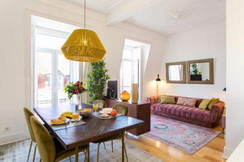 Principe Real 2 suites upscale embracing Tejo! Great WI-FI!