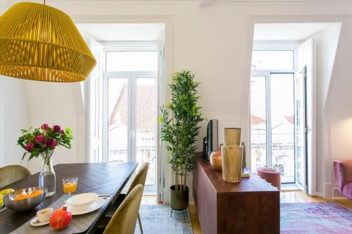 Principe Real 2 suites upscale embracing Tejo! Great WI-FI!