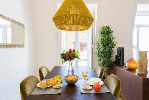 Principe Real 2 suites upscale embracing Tejo! Great WI-FI!