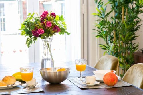 Principe Real 2 suites upscale embracing Tejo! Great WI-FI!