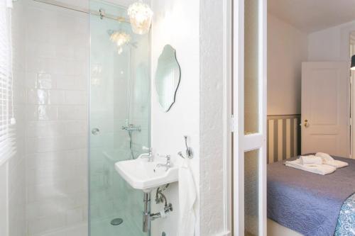 Principe Real 2 suites upscale embracing Tejo! Great WI-FI!