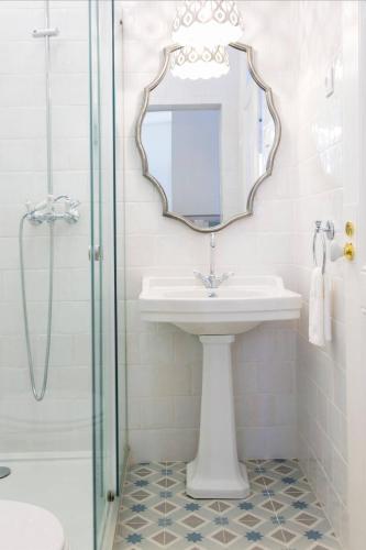 Principe Real 2 suites upscale embracing Tejo! Great WI-FI!