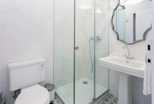 Principe Real 2 suites upscale embracing Tejo! Great WI-FI!