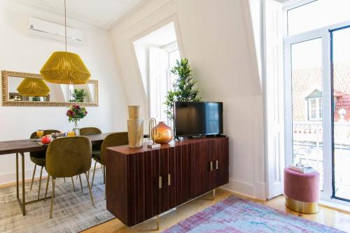 Principe Real 2 suites upscale embracing Tejo! Great WI-FI!