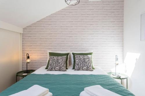 Amazing City Center 2 bdr flat! Great WI-FI!
