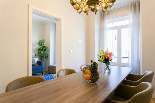 Art Déco 4 bedrooms flat in the city center! Great WI-FI!