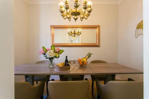 Art Déco 4 bedrooms flat in the city center! Great WI-FI!