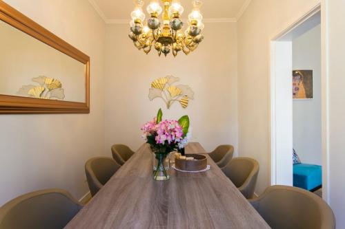 Art Déco 4 bedrooms flat in the city center! Great WI-FI!