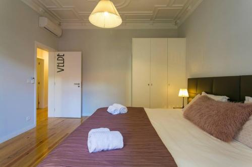 Art Déco 4 bedrooms flat in the city center! Great WI-FI!