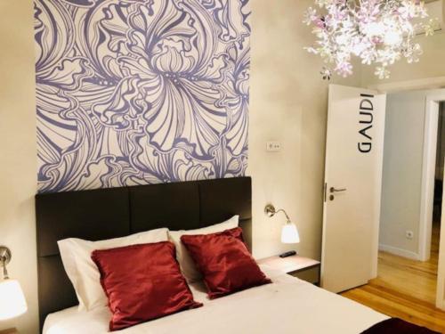 Art Déco 4 bedrooms flat in the city center! Great WI-FI!