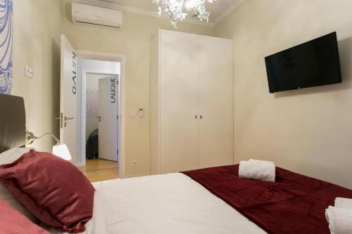 Art Déco 4 bedrooms flat in the city center! Great WI-FI!