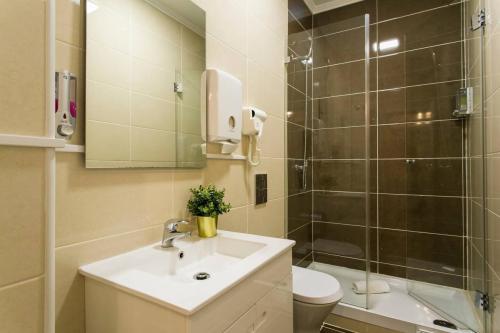 Art Déco 4 bedrooms flat in the city center! Great WI-FI!
