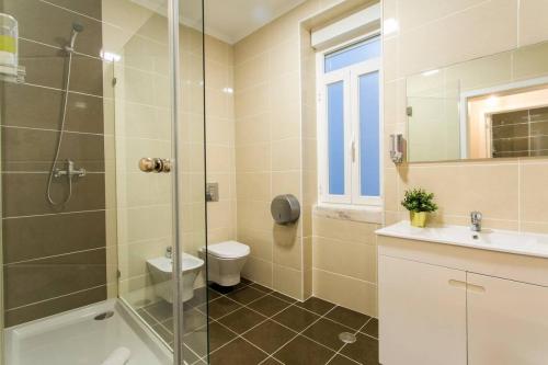 Art Déco 4 bedrooms flat in the city center! Great WI-FI!