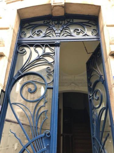 Art Déco 4 bedrooms flat in the city center! Great WI-FI!