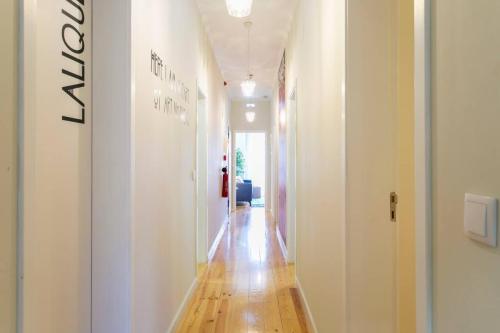 Art Déco 4 bedrooms flat in the city center! Great WI-FI!