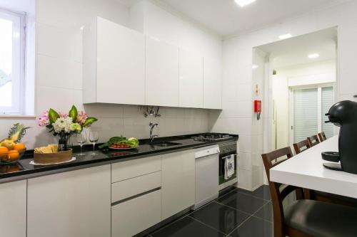 Art Déco 4 bedrooms flat in the city center! Great WI-FI!