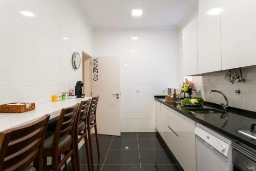Art Déco 4 bedrooms flat in the city center! Great WI-FI!
