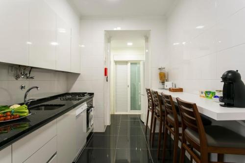 Art Déco 4 bedrooms flat in the city center! Great WI-FI!