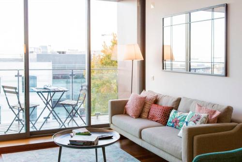 Amazing Tejo river view 2BDR flat  FREE Park!