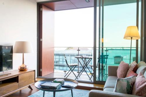 Amazing Tejo river view 2BDR flat  FREE Park!