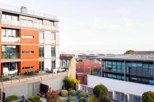 Amazing Tejo river view 2BDR flat  FREE Park!
