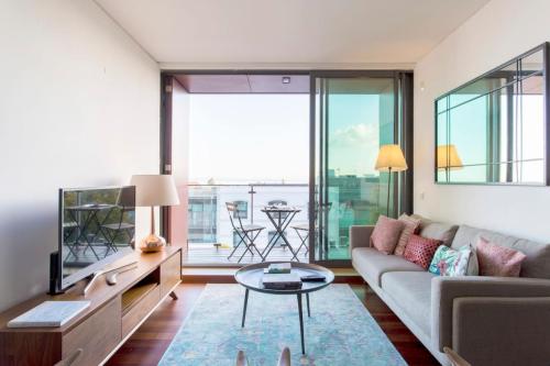 Amazing Tejo river view 2BDR flat  FREE Park!