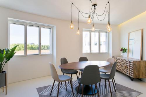 Architectural poetry in an unique 3bdrs view flat!