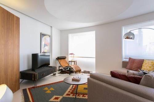 Architectural poetry in an unique 3bdrs view flat!