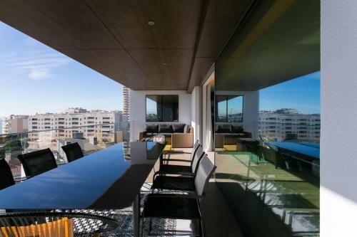 Luxury 4 bedr Flat w/ PANORAMIC Views  Pool!!