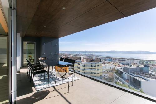 Luxury 4 bedr Flat w/ PANORAMIC Views  Pool!!