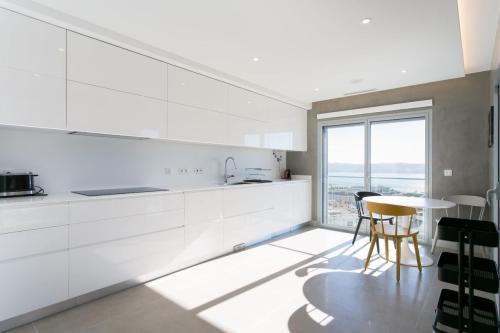 Luxury 4 bedr Flat w/ PANORAMIC Views  Pool!!