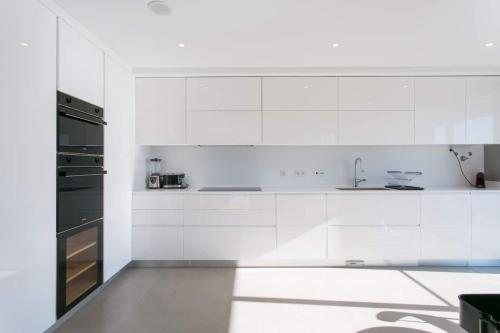 Luxury 4 bedr Flat w/ PANORAMIC Views  Pool!!