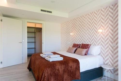 Luxury 4 bedr Flat w/ PANORAMIC Views  Pool!!
