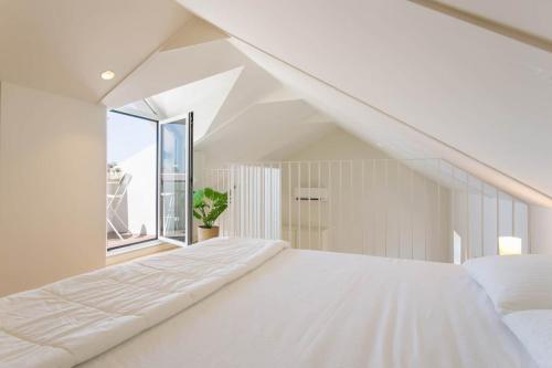 Principe Real Duplex w/balconies and RIVER views!